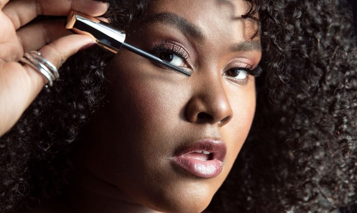 Uno de los puntos más fuertes de la máscara de pestañas hipoalergénica Volume Million Lashes Balm Noir de L’Oréal Paris es su suave cepillo compuesto por 320 filamentos muy finos capaces de captar y separar tus pestañas. Yseult lo está utilizando en la imagen.